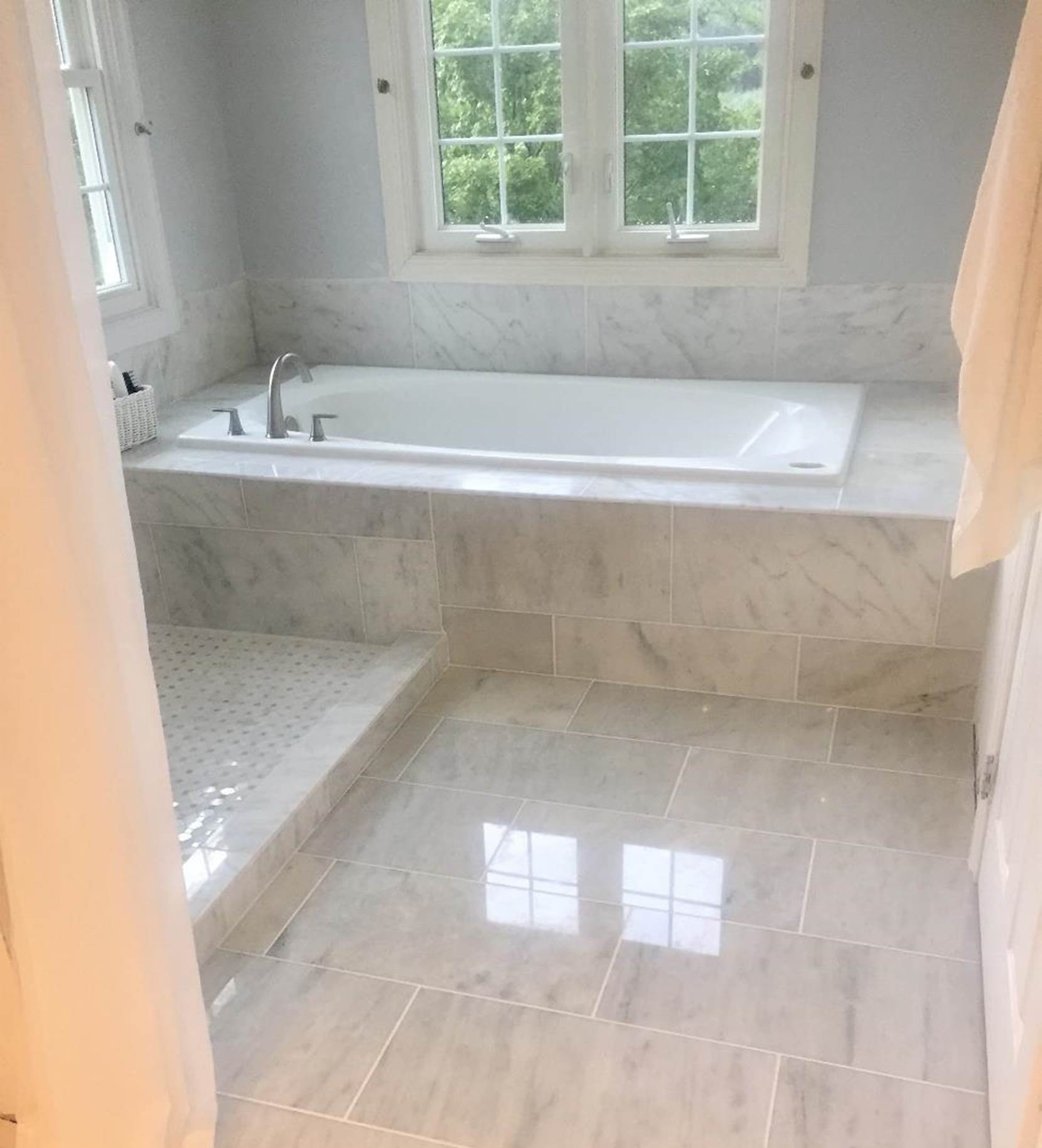 A bathtub in a bathroom

Description automatically generated with medium confidence